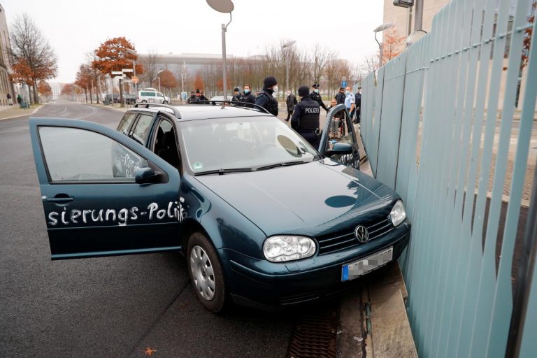Car crashes into gate of Merkel’s office