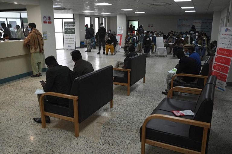 Pakistan suspends staff after oxygen shortage kills COVID-19 patients