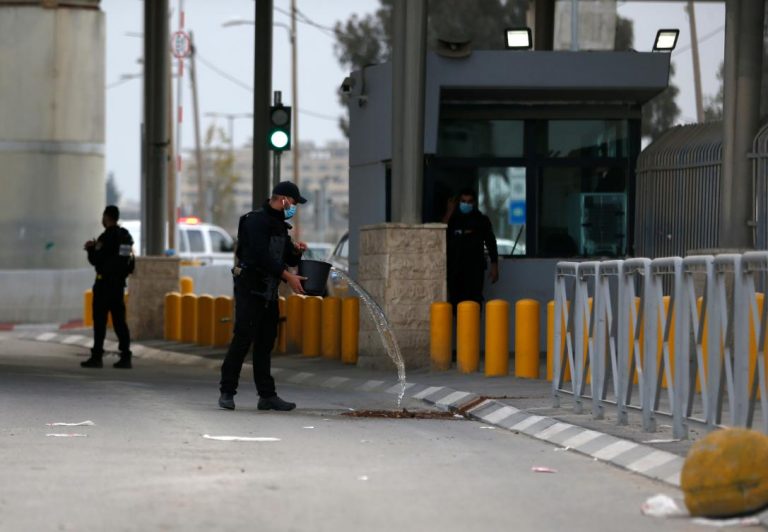 Israeli guards shoot unarmed Palestinian man at crossing