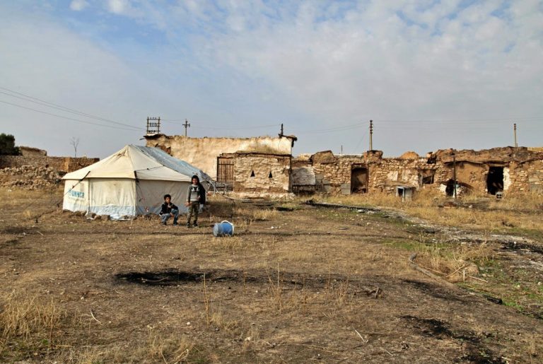 Camp closures force Iraqi families back to shattered homes