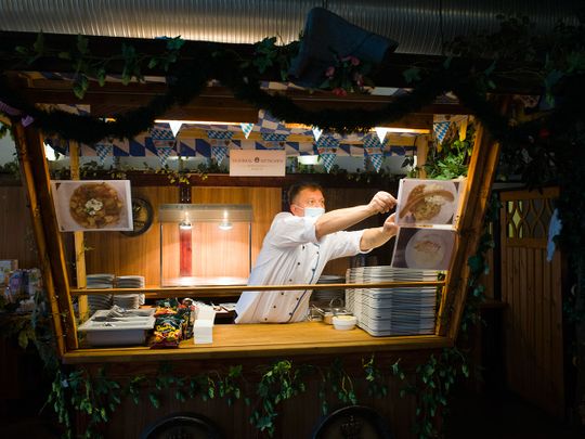 Shut down by corona, Berlin restaurant opens for homeless