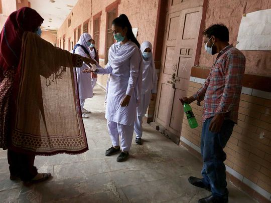 COVID-19: Pakistanis returning from UK must submit negative PCR test