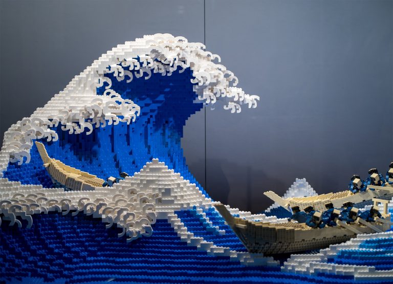 An Undulating Sculpture Recreates Hokusai’s ‘Great Wave’ in 50,000 LEGO Pieces