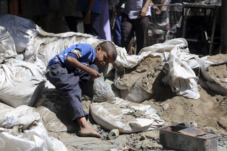 Yemeni minister condemns Houthi bombing in Taiz