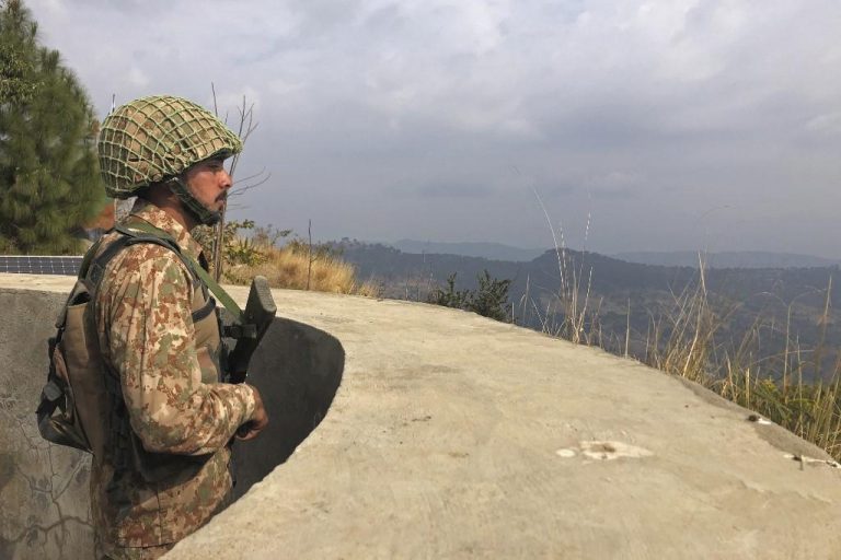 Pakistani, Indian militaries agree to stop firing in Kashmir