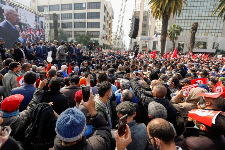 Tunisia’s main party holds huge rally as government row grows