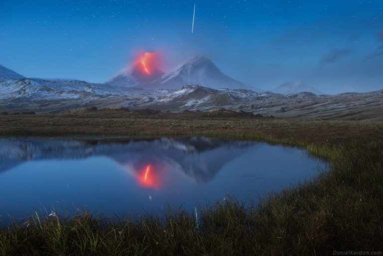 A Serendipitous Shot Frames a Meteor Soaring Over Russia’s Klyuchevskaya Sopka as It Erupts