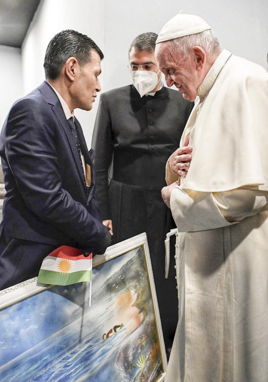 Pope meets father of drowned Syrian refugee boy in Irbil