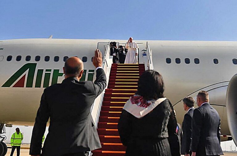 Pope Francis urges displaced Iraqis to return if possible