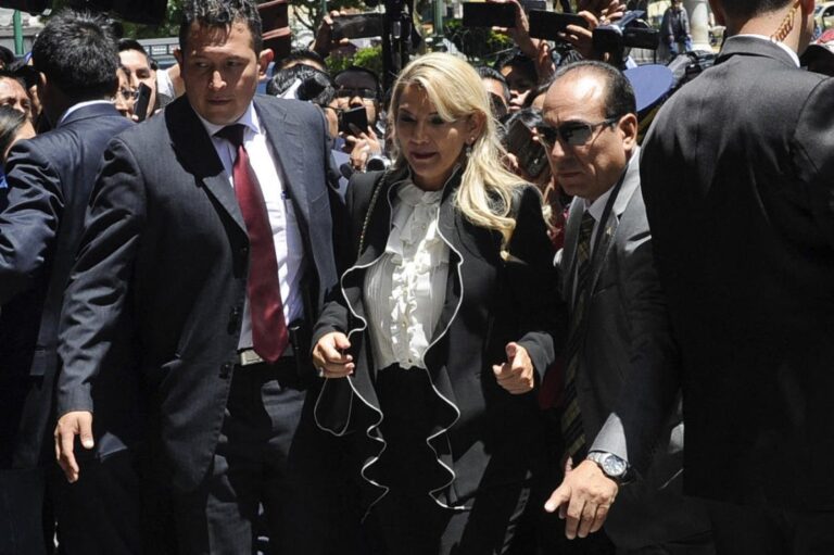 Bolivia: Arrest order for former interim president, others