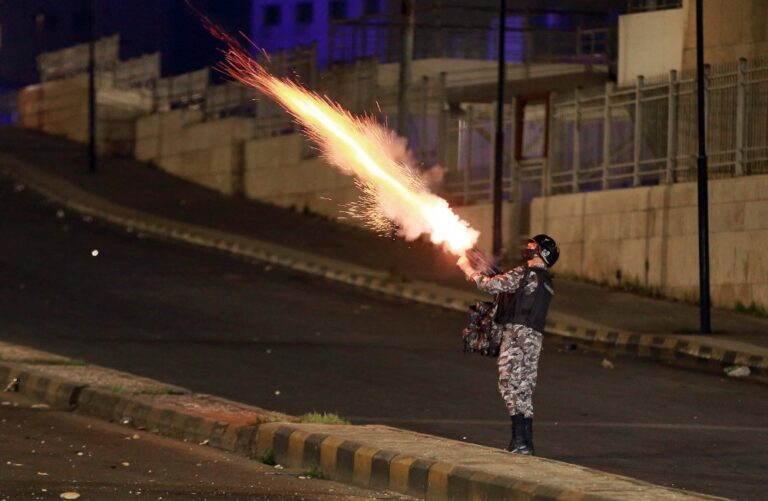 Jordan uses tear gas to clamp down on anti-lockdown protesters