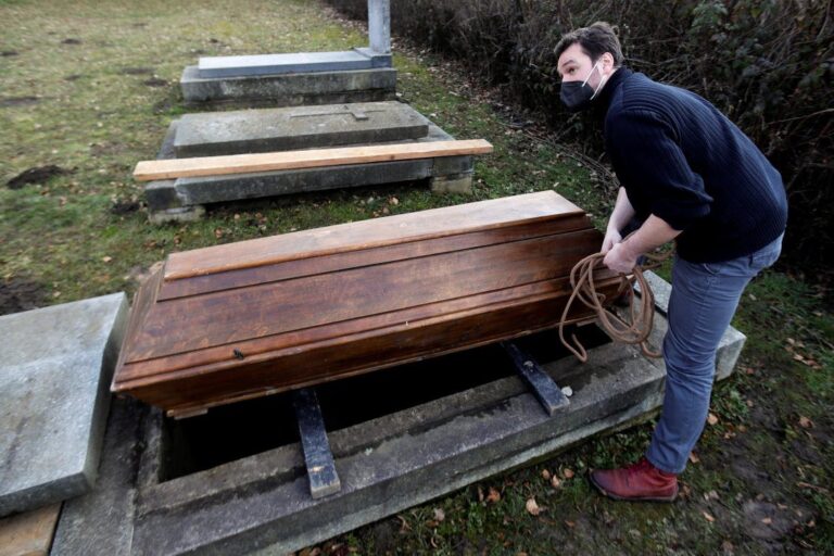 COVID-19 deaths in Europe pass 900,000: report
