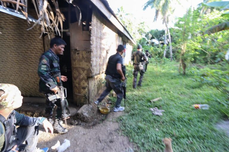 Philippines frees Indonesian hostages, detains militant captor