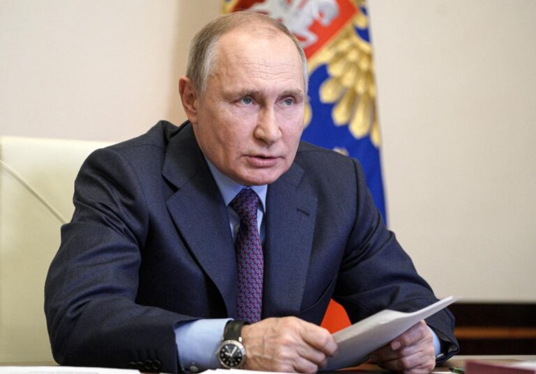 Putin gets jab of COVID-19 vaccine — out of the public eye