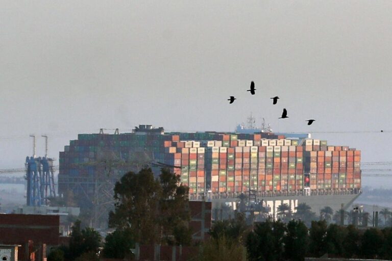 Hopes rise of ending Suez Canal blockage in days