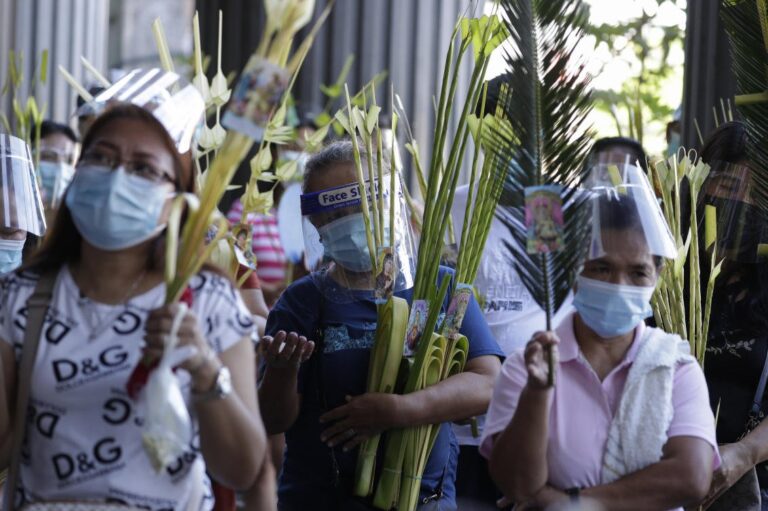 Philippines Catholics brave COVID-19 threat to celebrate Palm Sunday