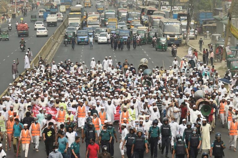 Violence breaks out in fresh Bangladesh protests