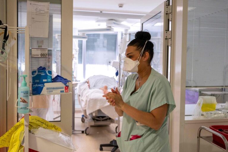 Paris medics fear worst of COVID-19 wave still to come
