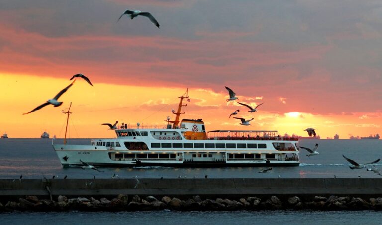 Retired admirals’ midnight declaration sparks debate in Turkey