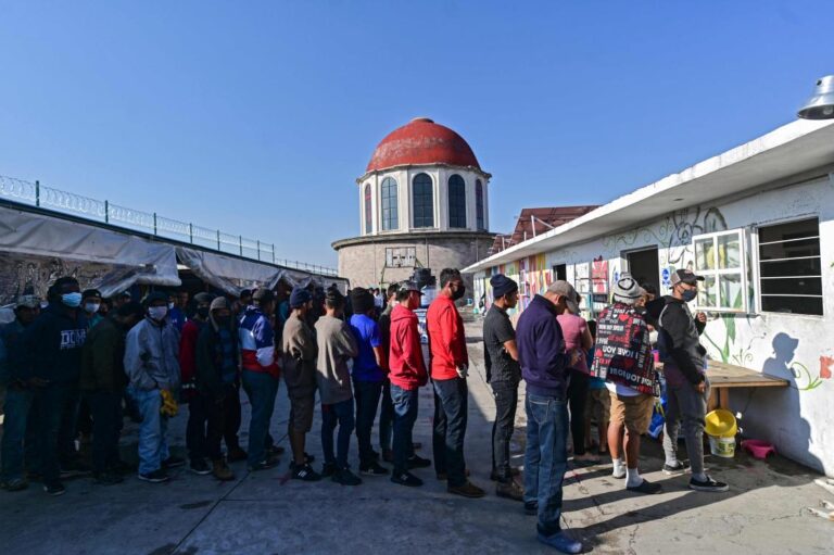 US to keep migrant families in hotels as amid rush for space
