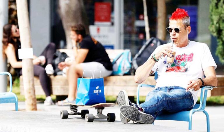 Masks come off as Israel vaunts virus victory