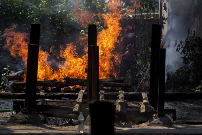 India tops 200,000 dead as coronavirus surge breaks health system