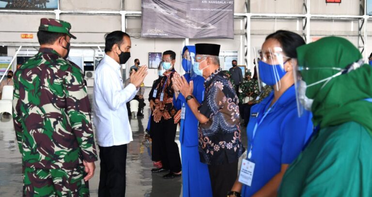 Indonesian president meets families of sunken submarine crew