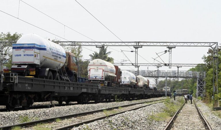 Cairo sends 30 tons of medical supplies to India