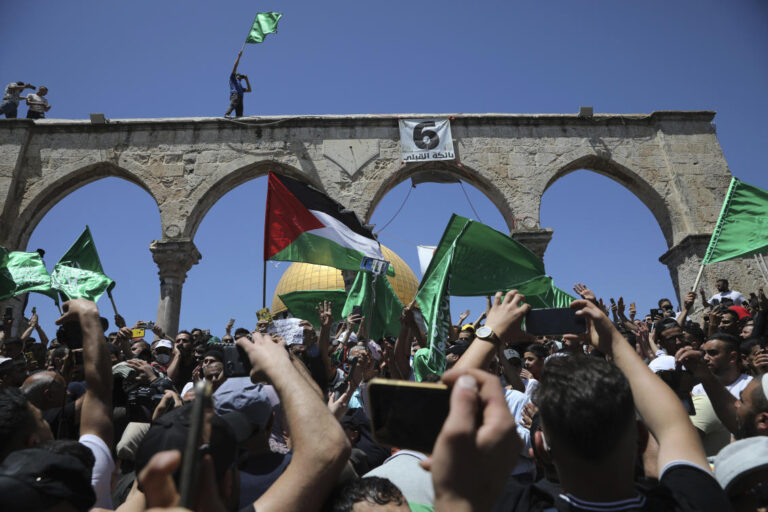 Palestinian worshippers, Israeli police clash in Jerusalem
