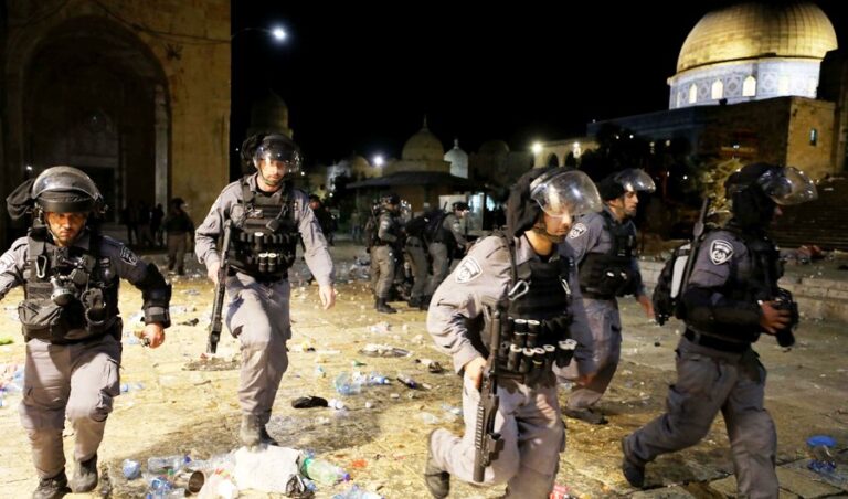 Israeli police shoot  dead 2 Palestinians