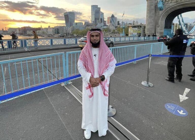 British-Muslim entrepreneur brings Ramadan to a close performing adhan over London’s Tower Bridge