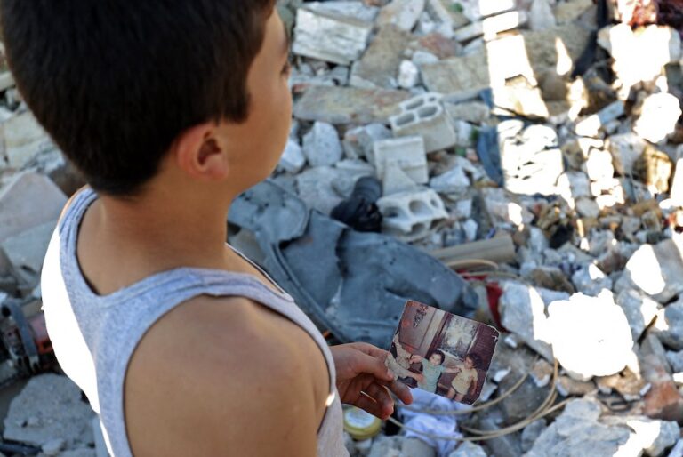 Handwritten letters from American classrooms lift hopes of schoolchildren in war-torn Syria