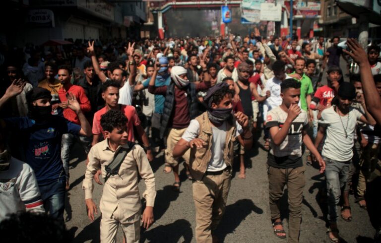 Yemen PM returns to Aden amid protests, plunging currency