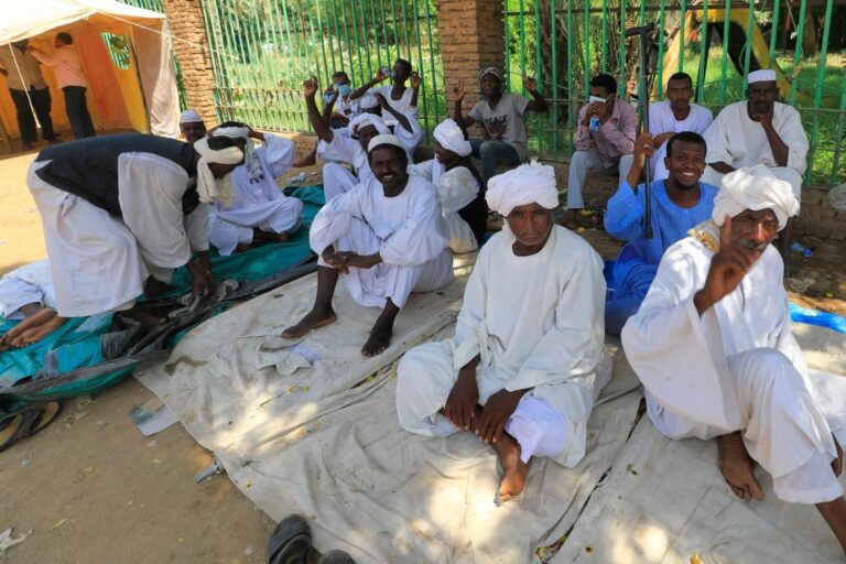 Pro-army protesters rally again in tense Sudan