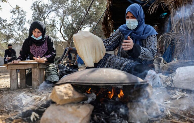 More Palestinians apply for Israeli work permits