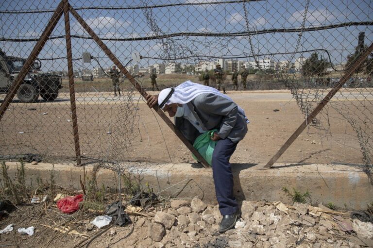 Israel gives legal status to 4K in gesture to Palestinians