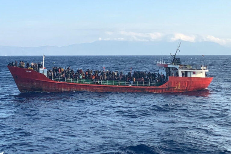 Greece: Crippled ship with 400 migrants heads for safe port