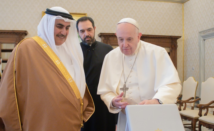 Bahrain’s King Hamad invites Pope Francis to visit Manama