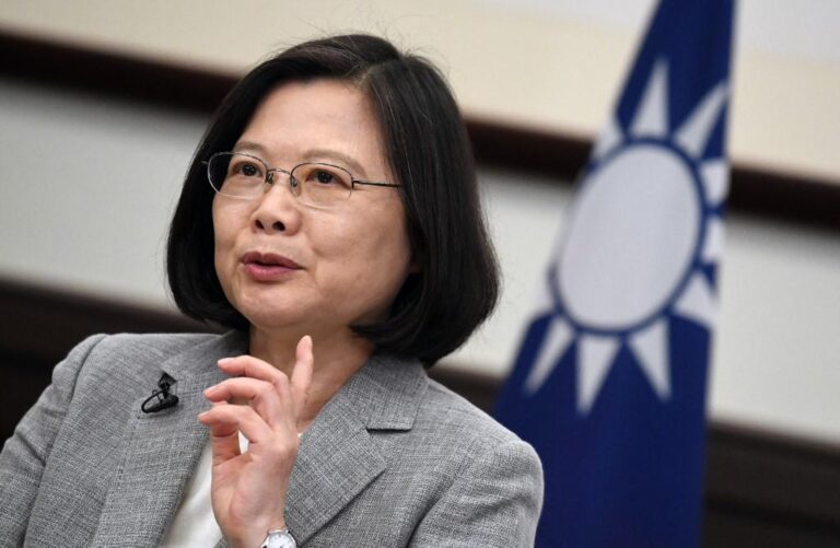 US lawmakers meet with Taiwan president in surprise visit