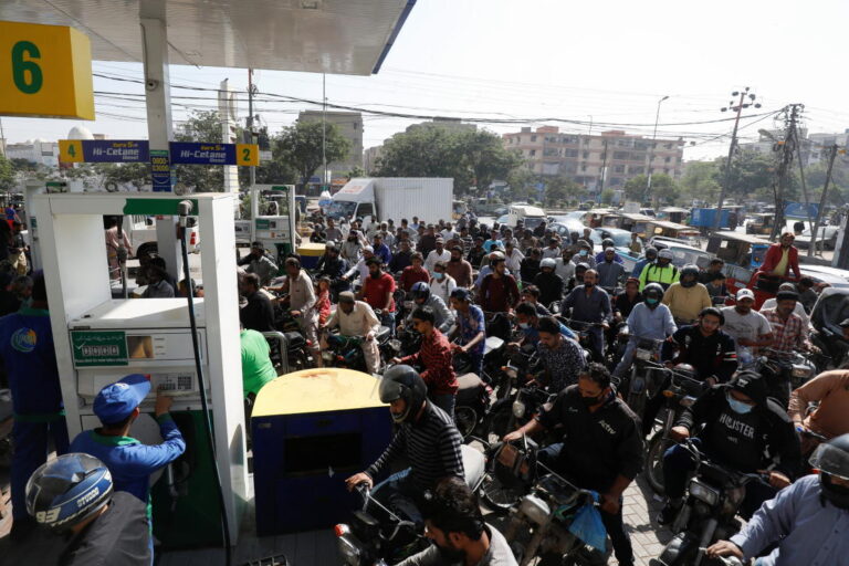 Pakistan petrol retailers call off strike after deal with government