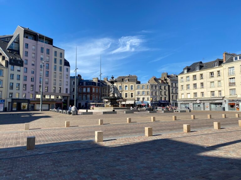 Attacker dressed like ninja wounds two French policewomen with sword – police