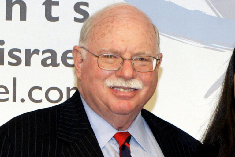 Hedge fund founder Steinhardt will return looted antiquities