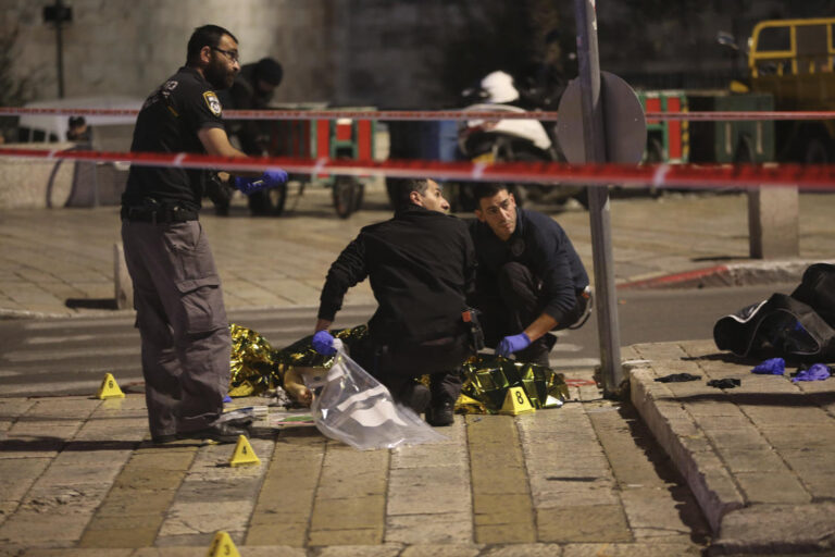 Israel closes probe of police who shot Palestinian attacker