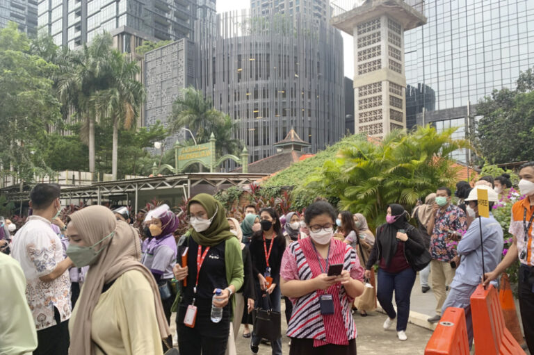 Strong quake shakes Indonesia’s capital; no tsunami alert