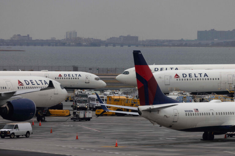 Major US airline CEOs warn 5G could ground some planes, wreak havoc