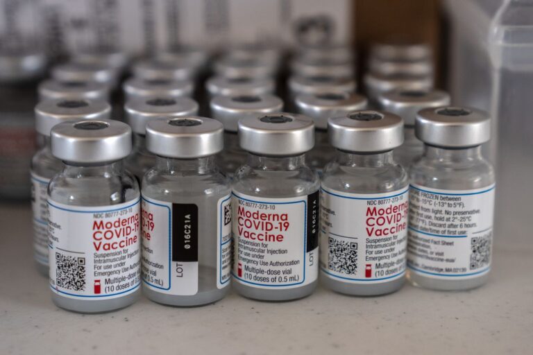UK to trial Moderna omicron jab