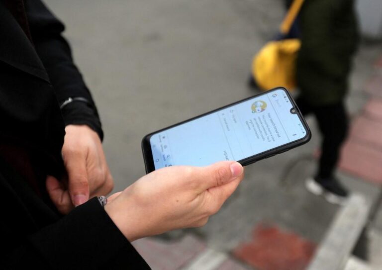 Iran releases activist who opposed Internet control bill