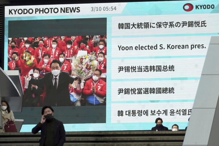Japan, South Korea leaders agree to boost ties with US to tackle North Korea