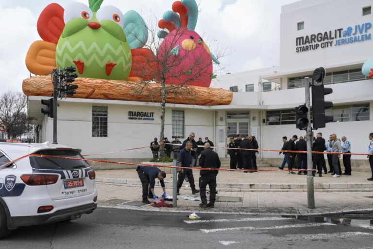 Palestinian stabs Israeli in Jerusalem, shot by police