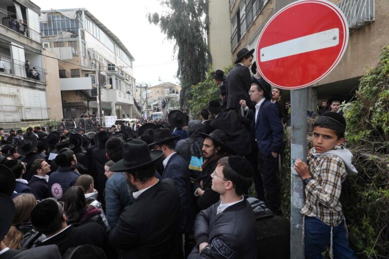 Huge crowd due for Israel rabbi funeral under heavy guard